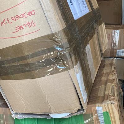 24 Pakete mit Sachspenden für Tiere auf Kreta